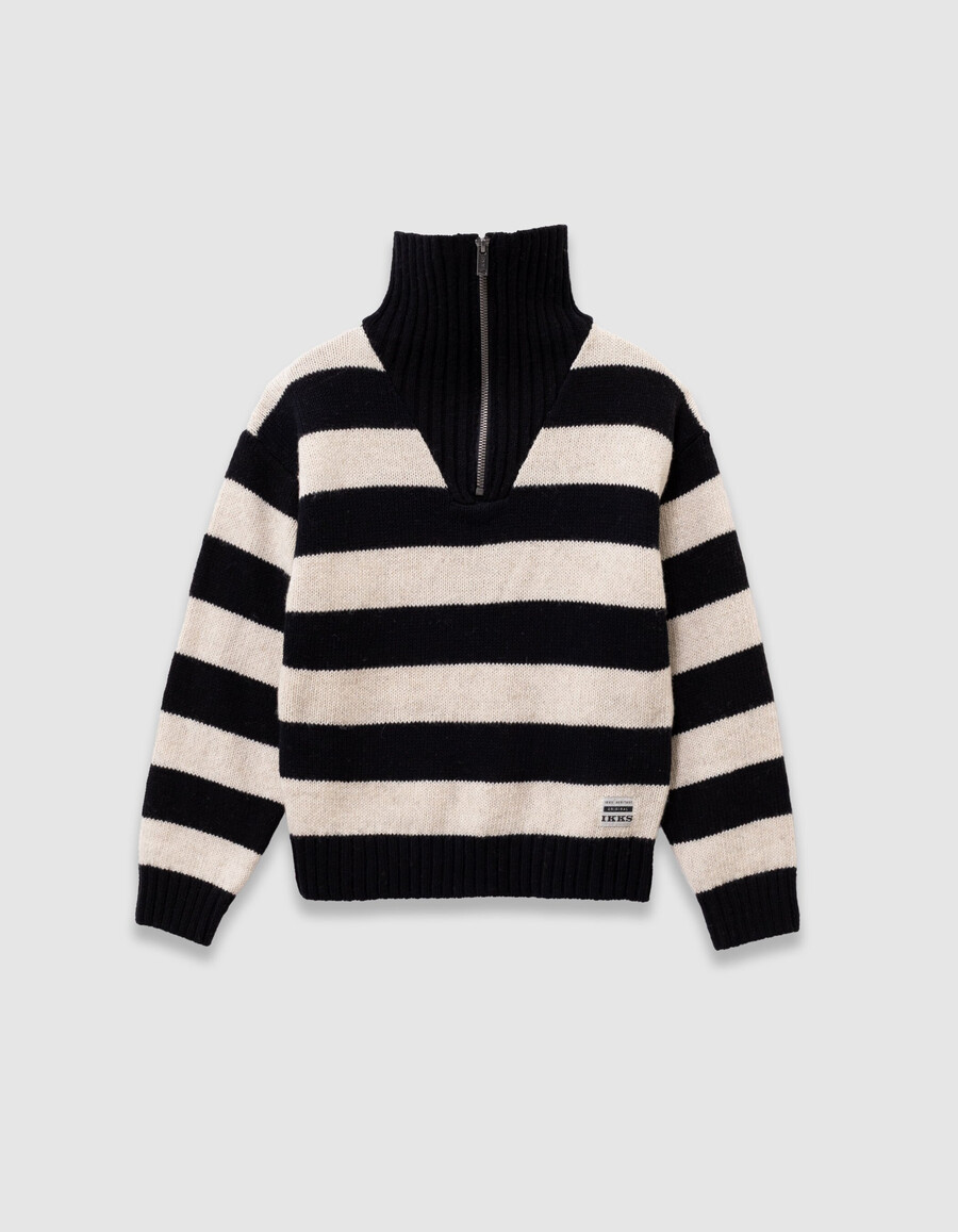 suéter de punto negro con cuello con cremallera y rayas beige para niño