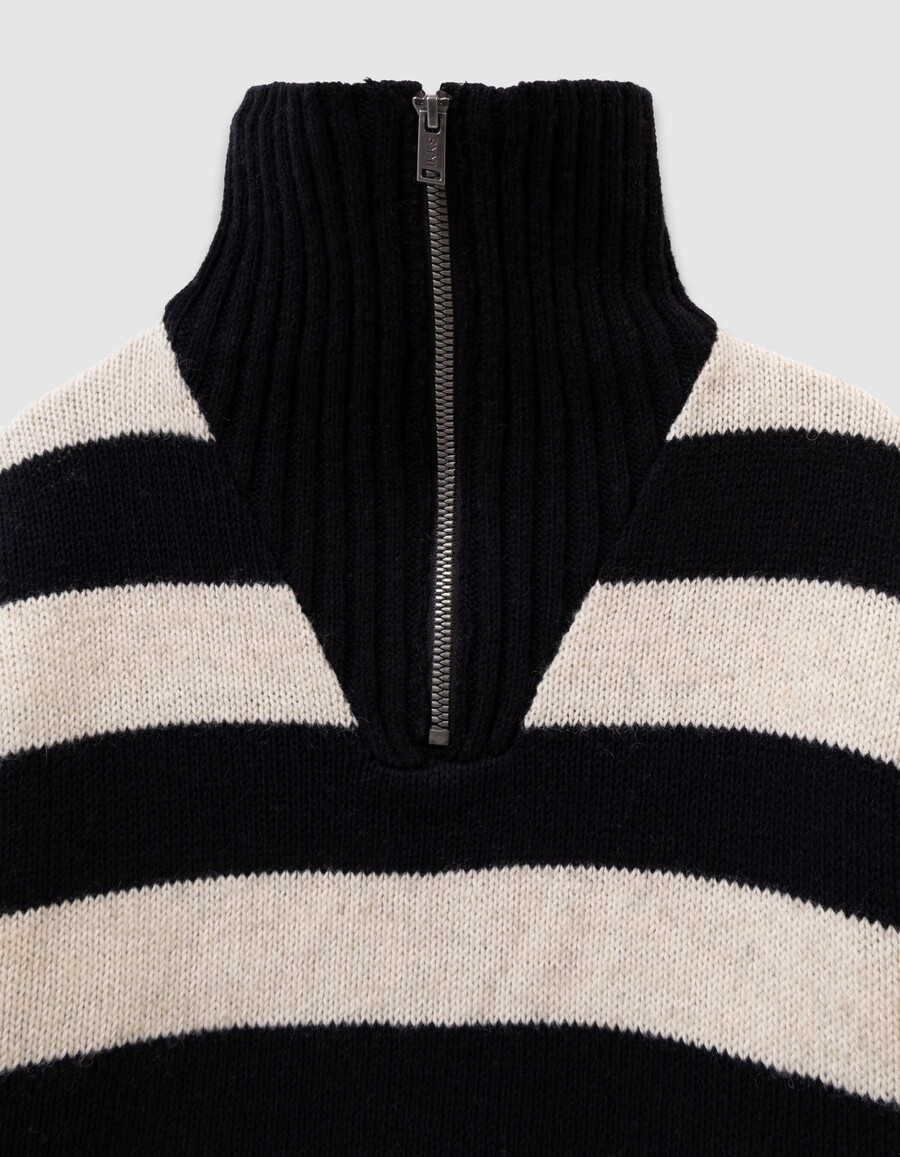 suéter de punto negro con cuello con cremallera y rayas beige para niño