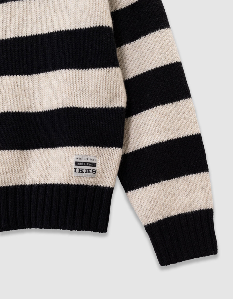 suéter de punto negro con cuello con cremallera y rayas beige para niño