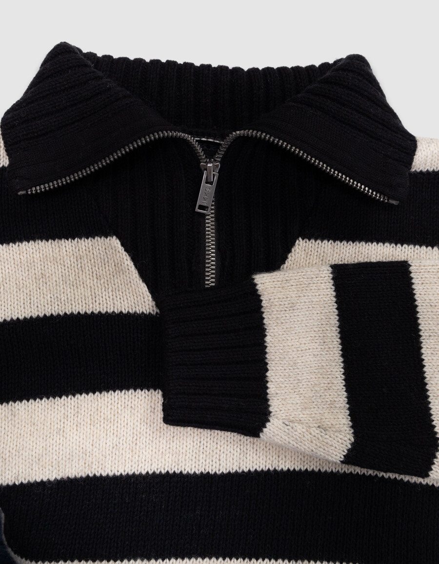 suéter de punto negro con cuello con cremallera y rayas beige para niño
