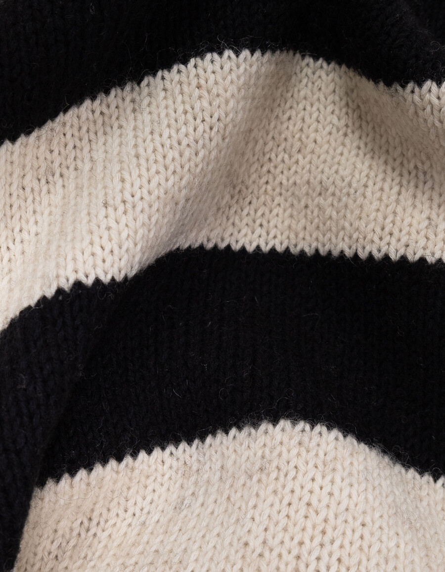 suéter de punto negro con cuello con cremallera y rayas beige para niño