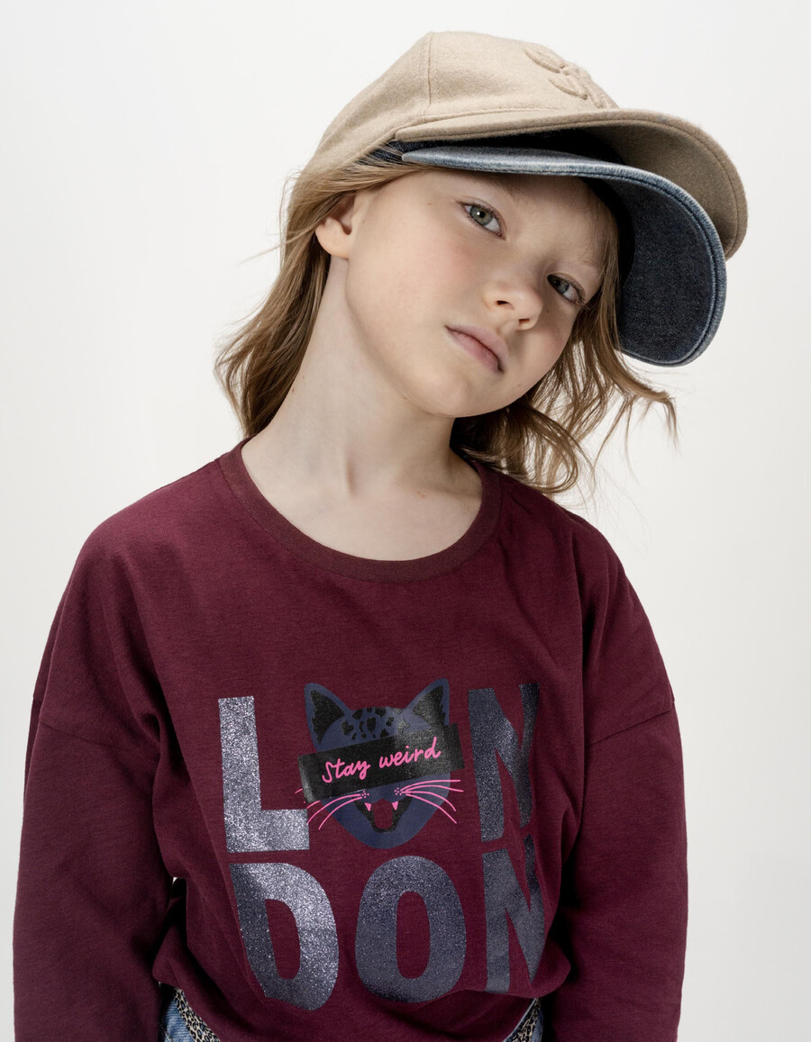 camiseta de algodón orgánico burdeos para niña con eslogan y gato