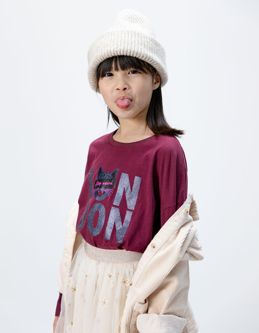 camiseta de algodón orgánico burdeos para niña con eslogan y gato