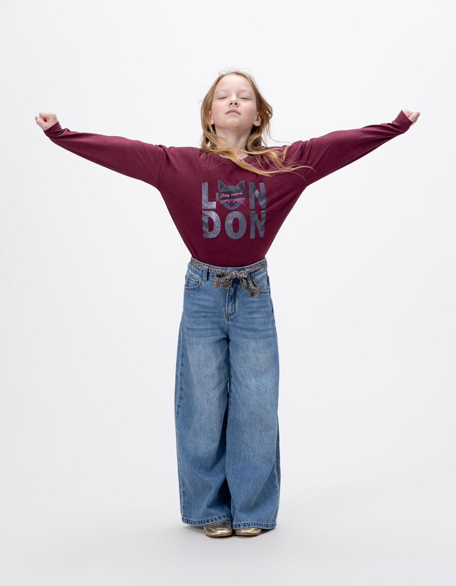 camiseta de algodón orgánico burdeos para niña con eslogan y gato