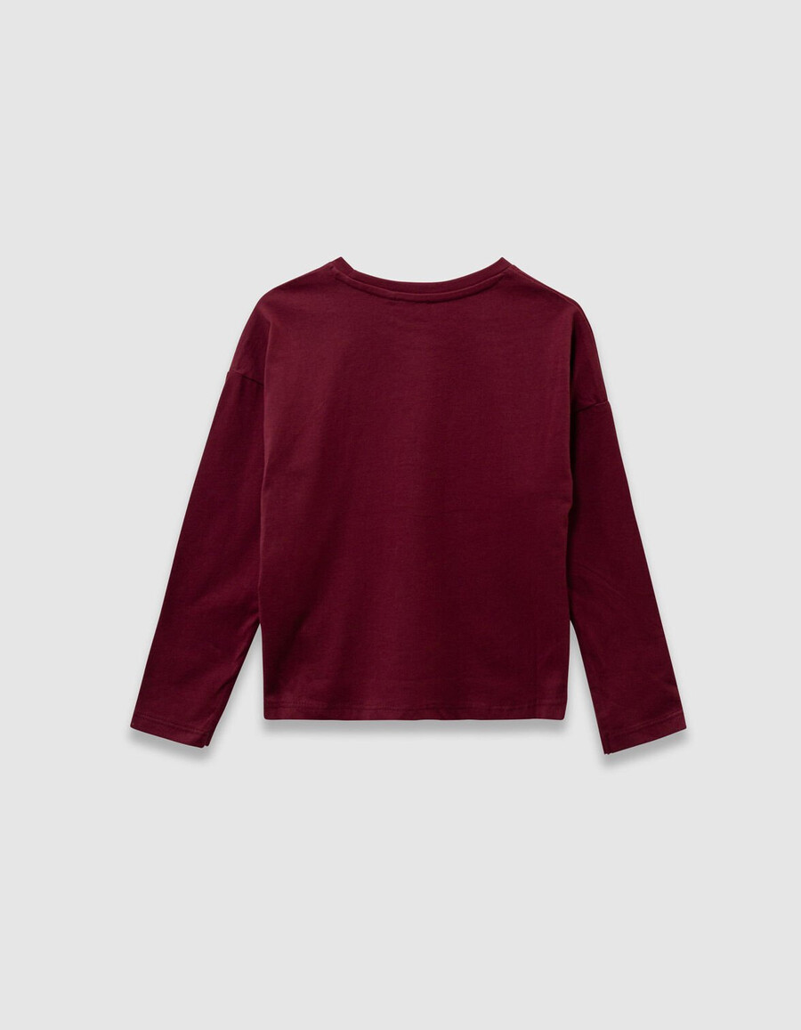 camiseta de algodón orgánico burdeos para niña con eslogan y gato