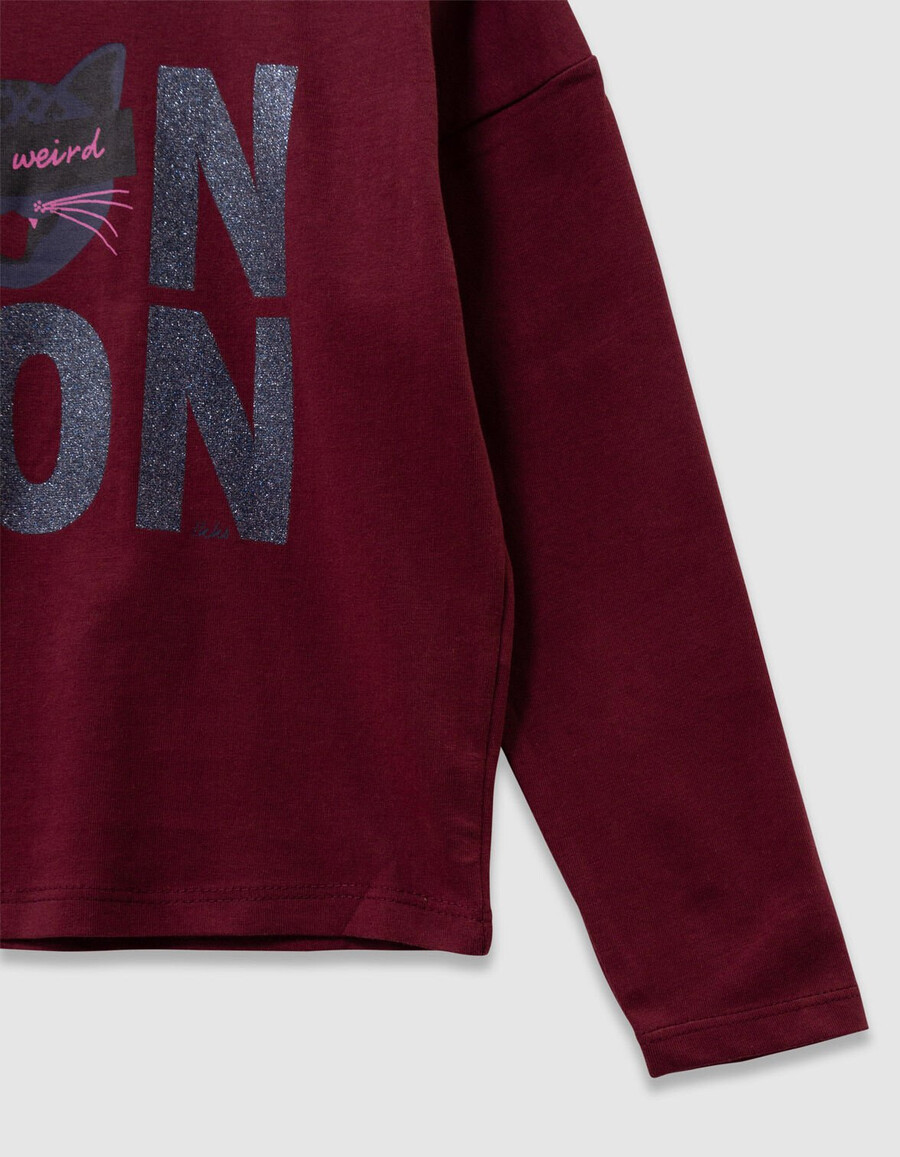 camiseta de algodón orgánico burdeos para niña con eslogan y gato