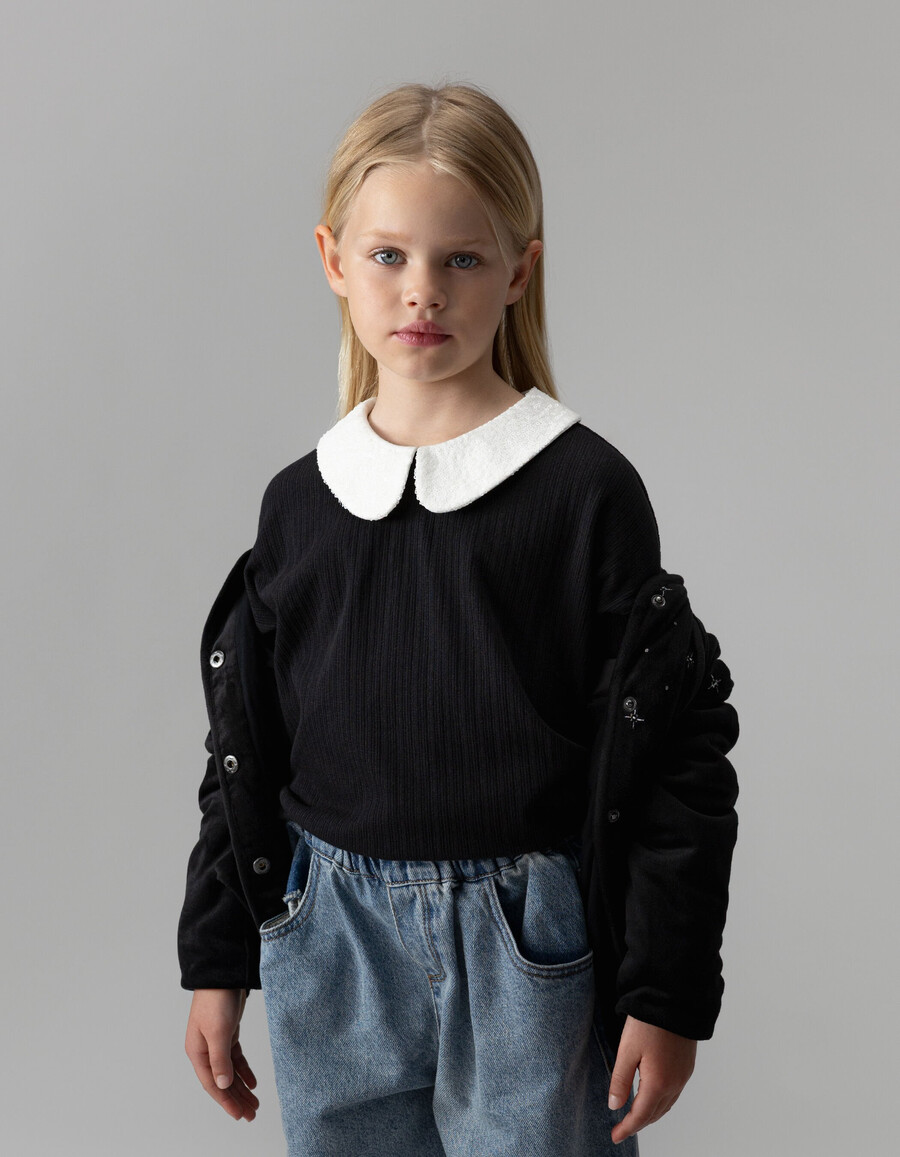 camiseta negra de manga larga para niña con cuello de lentejuelas color crudo