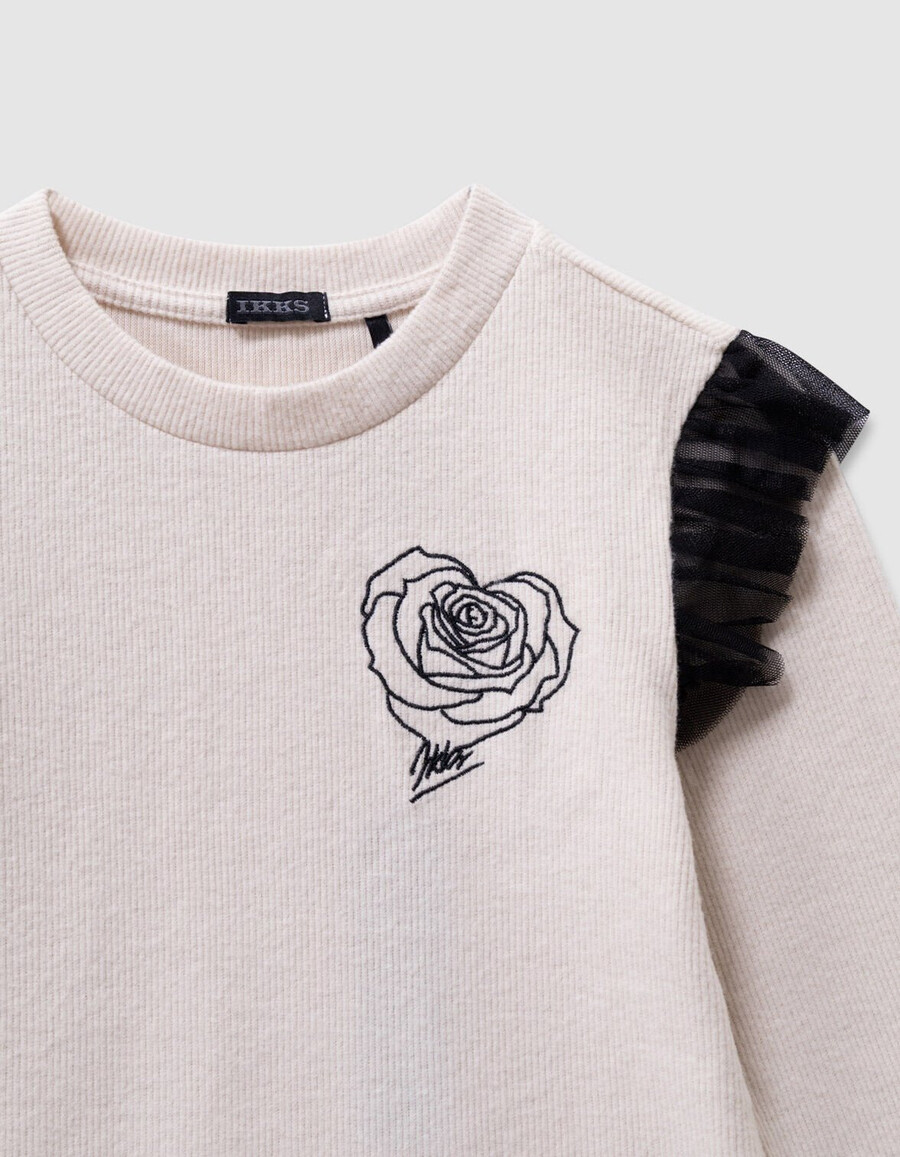 camiseta beige para niña con bordado de rosas y volantes de tul