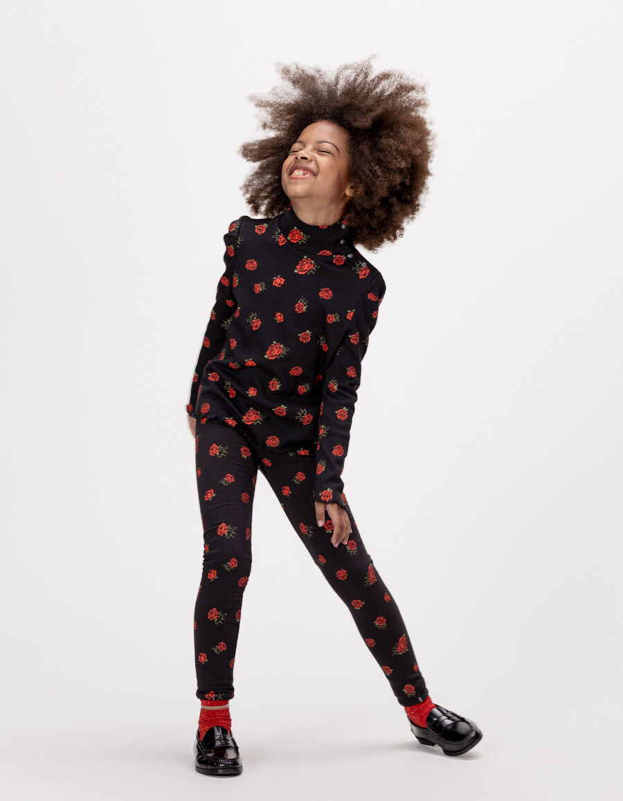 camiseta de manga larga acanalada negra para niña con estampado de rosas