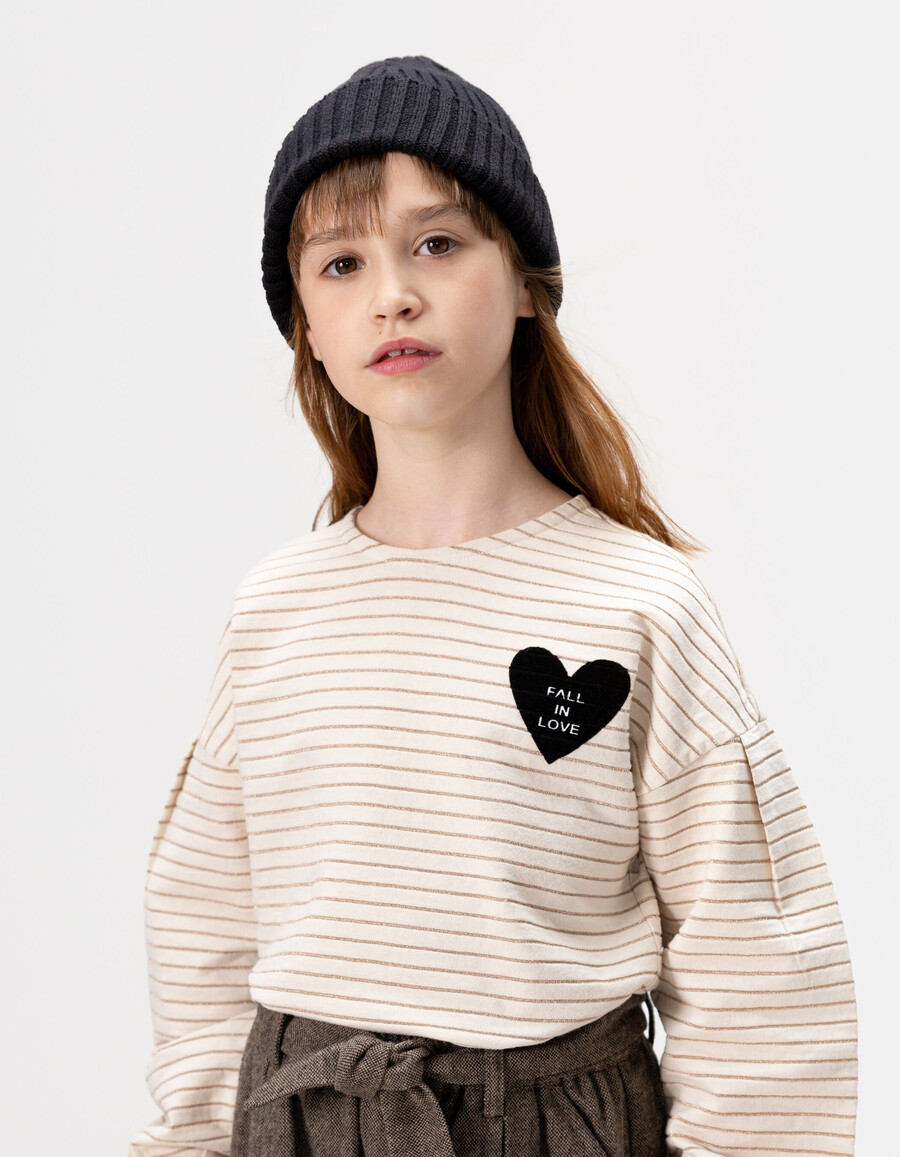 camiseta marinera color crudo con rayas doradas para niña