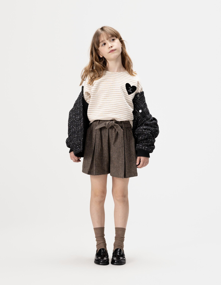 camiseta marinera color crudo con rayas doradas para niña