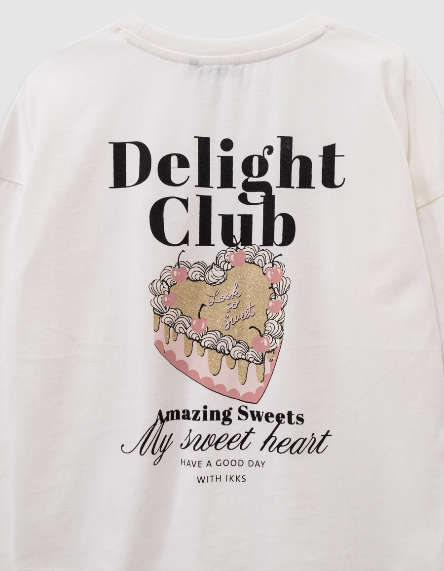 camiseta de algodón orgánico color crudo para niña con imagen de pastel