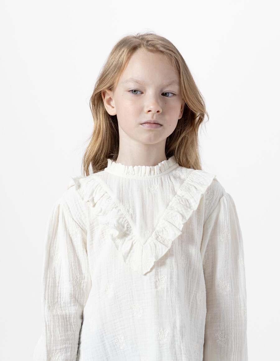 vestido de gasa de algodón color crudo para niña con flores bordadas