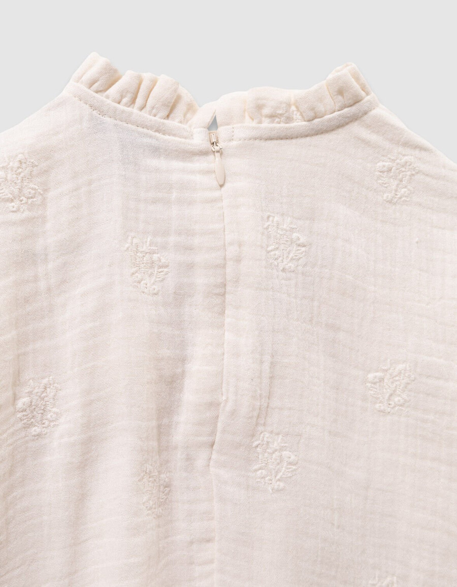 vestido de gasa de algodón color crudo para niña con flores bordadas