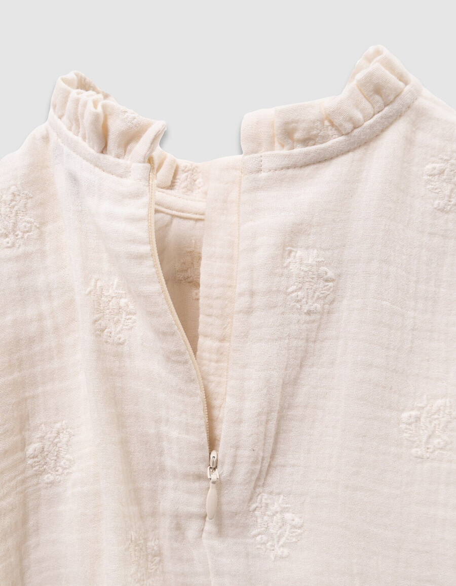 vestido de gasa de algodón color crudo para niña con flores bordadas