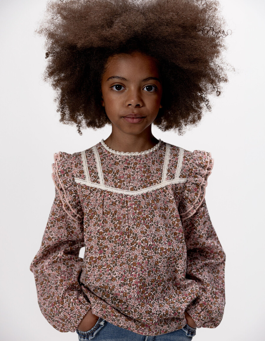 blusa rosa para niña con estampado de flores otoñales