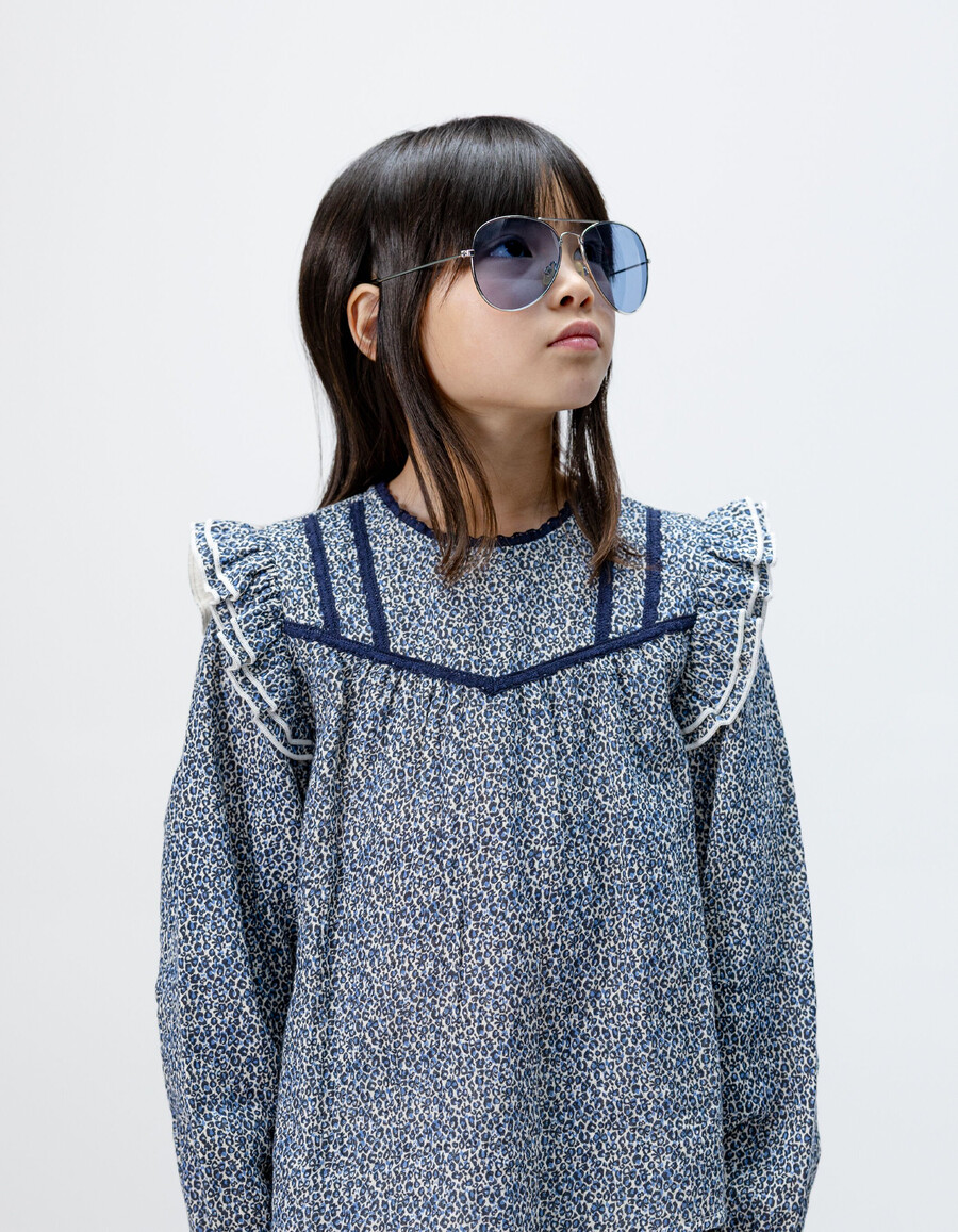 blusa azul marino para niña con estampado de lazo de leopardo