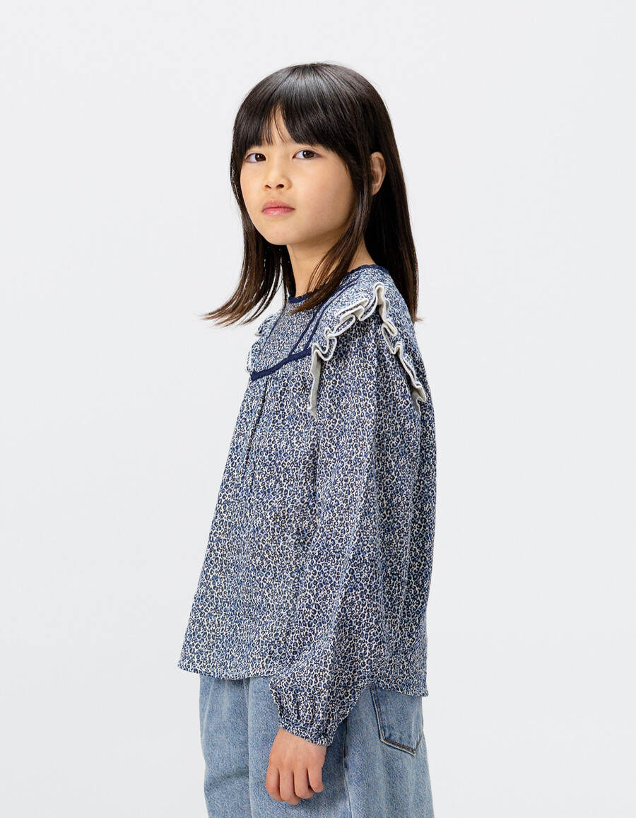 blusa azul marino para niña con estampado de lazo de leopardo