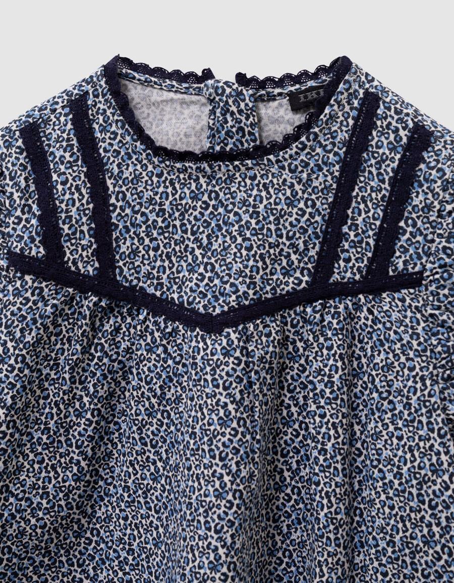 blusa azul marino para niña con estampado de lazo de leopardo