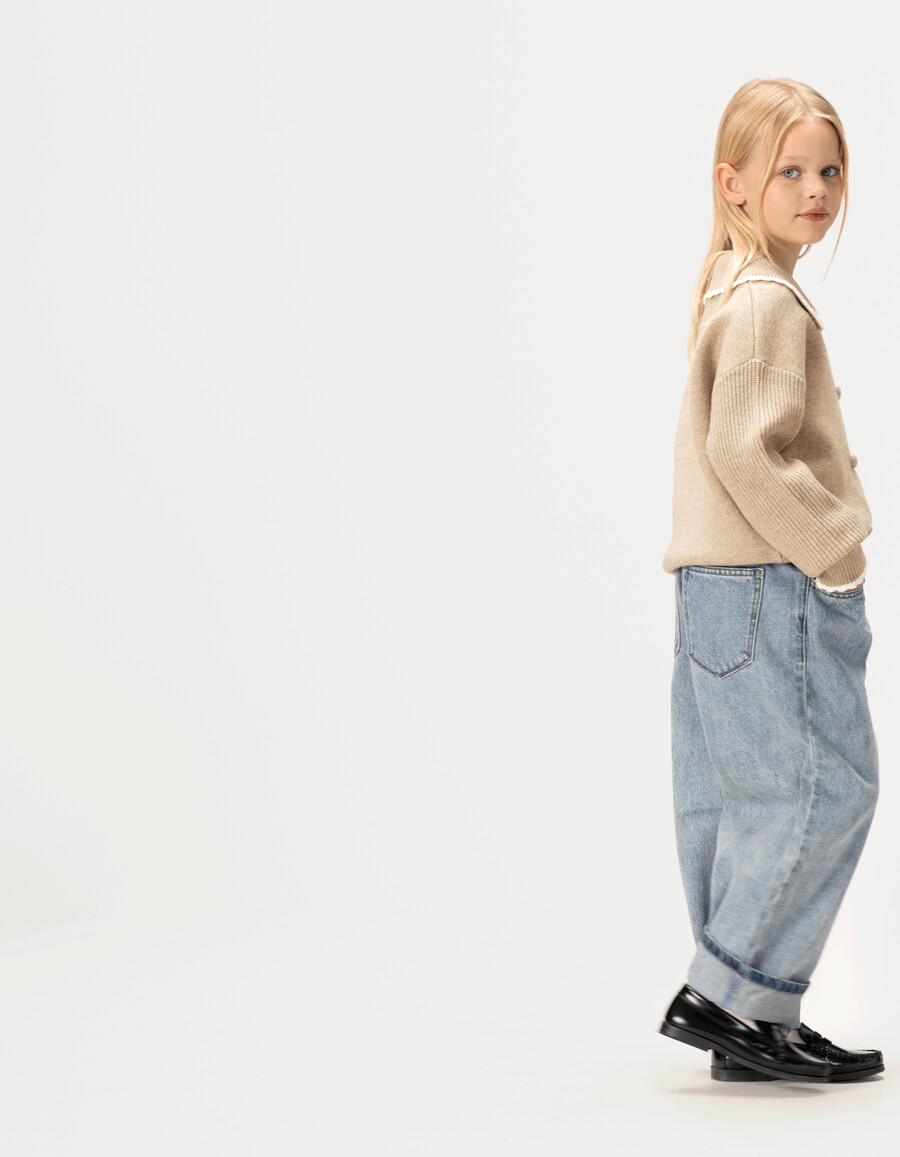 vaqueros azules con cintura elástica para niña
