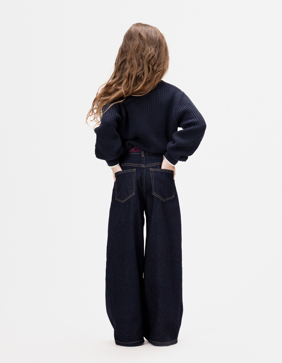 vaqueros azules de pierna ancha para niña con cinturón con pañuelo y ramo