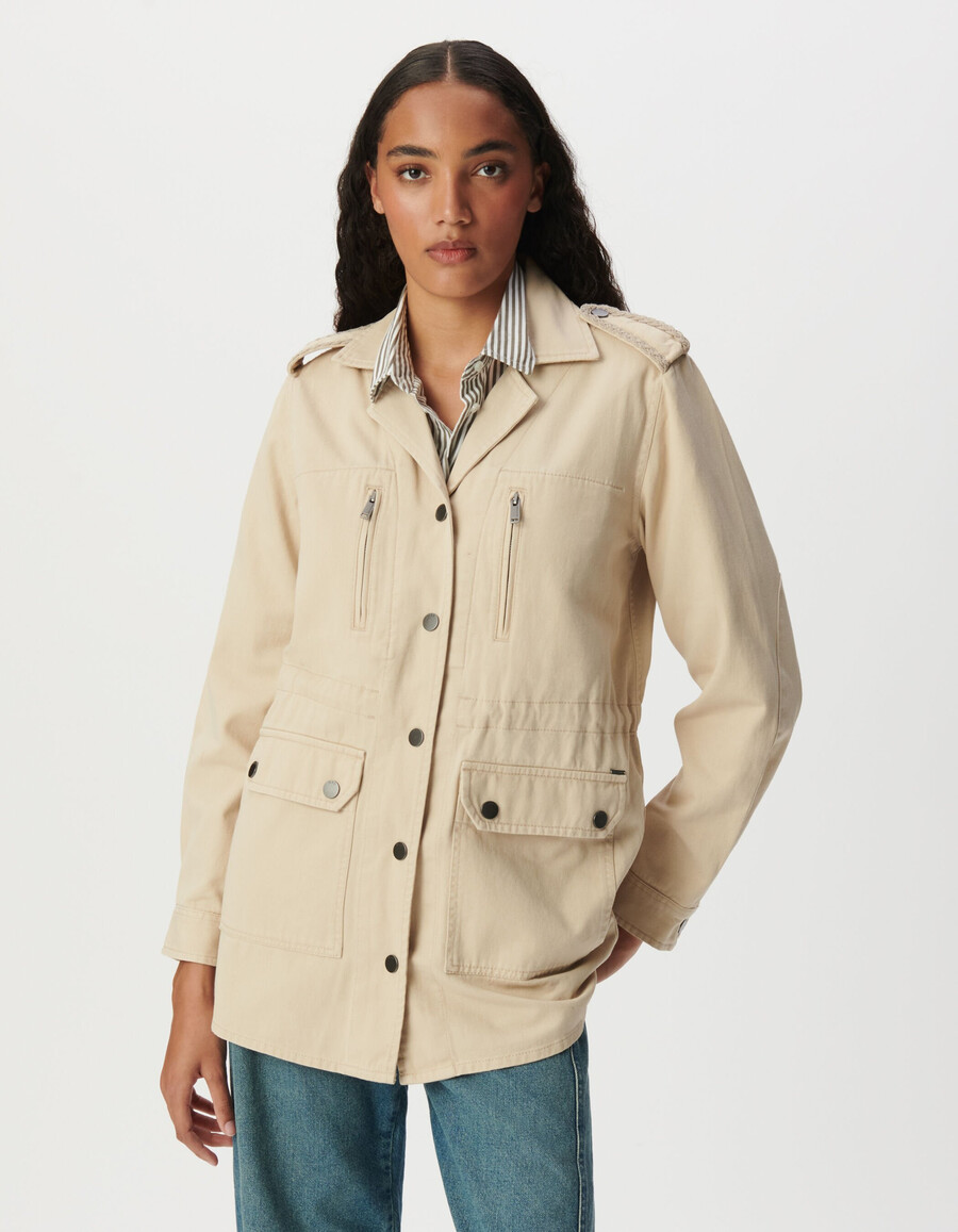 chaqueta safari beige para mujer con bordado en los hombros