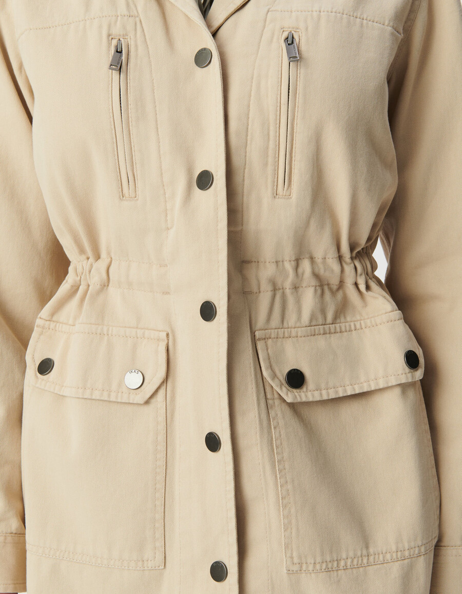 chaqueta safari beige para mujer con bordado en los hombros