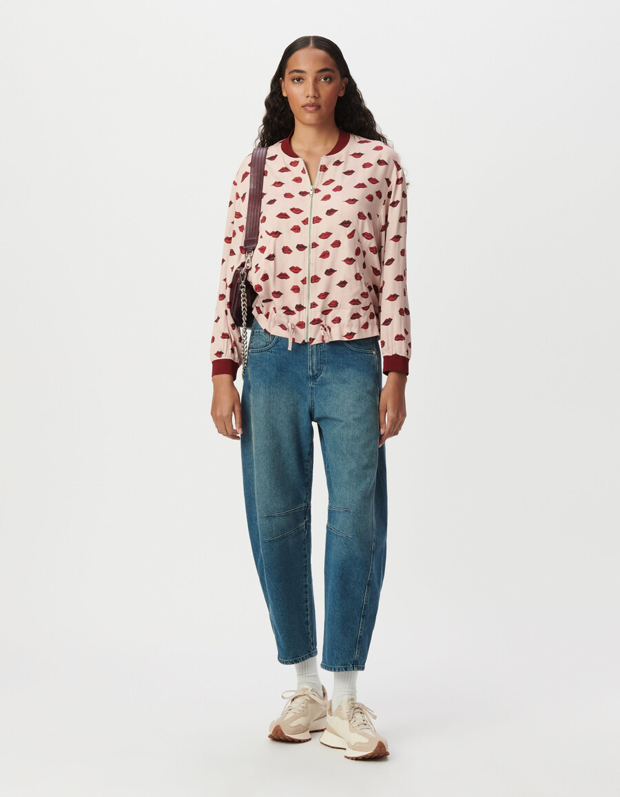 chaqueta bomber de satén rosa para mujer con estampado de boca