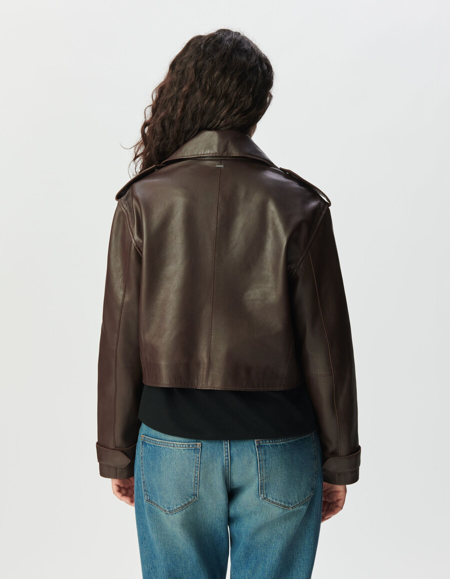 chaqueta corta estilo gabardina de cuero marrón para mujer