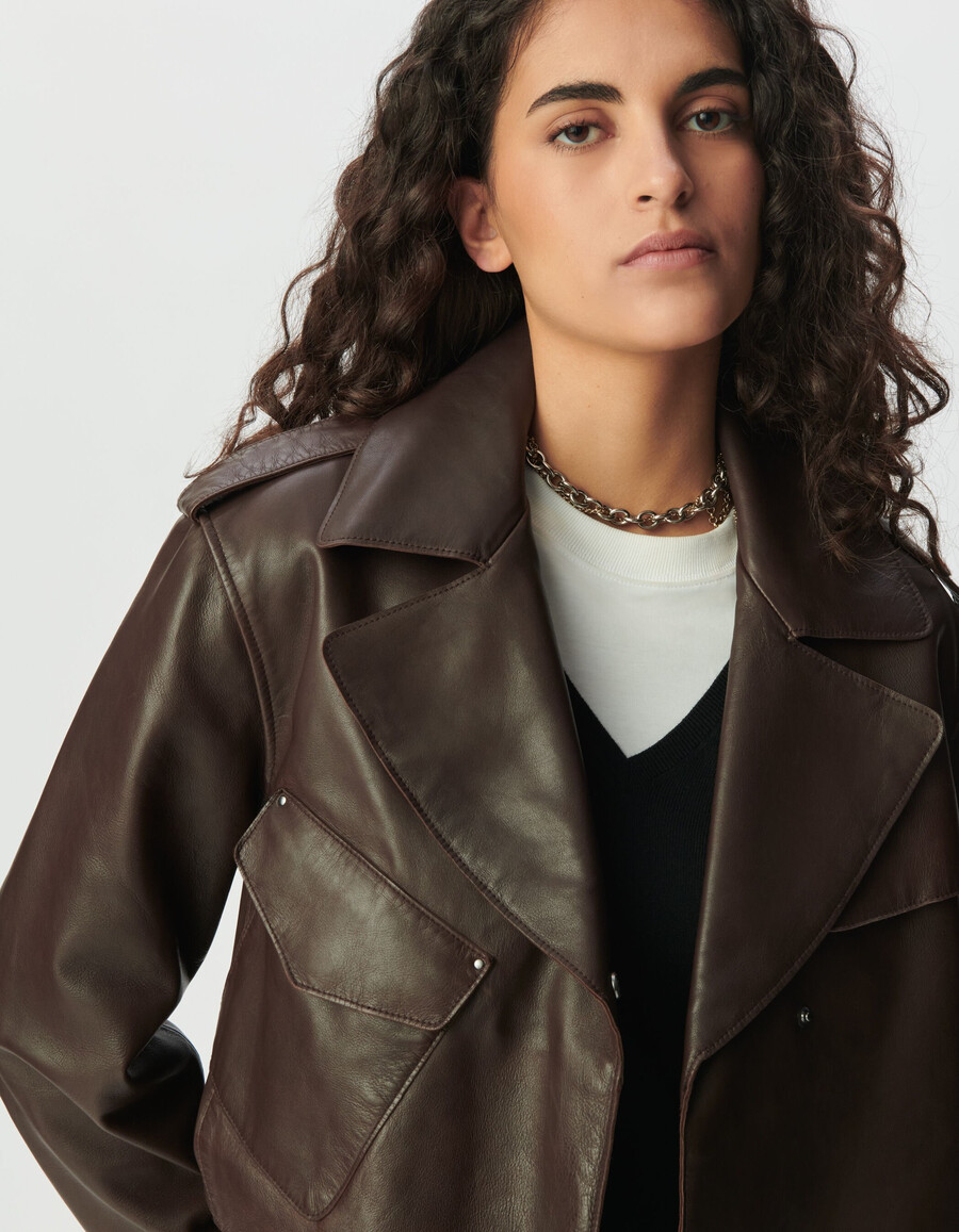 chaqueta corta estilo gabardina de cuero marrón para mujer