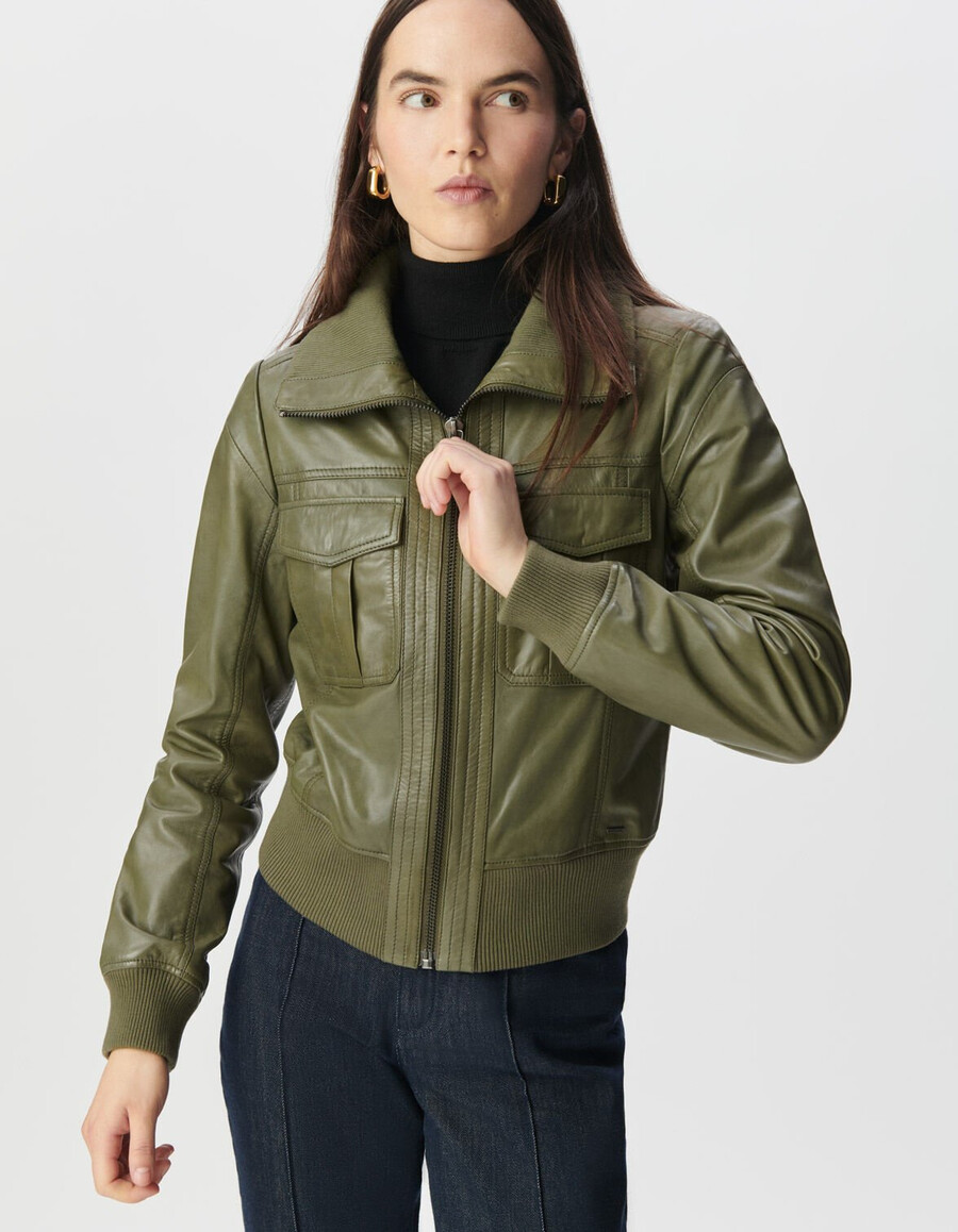 chaqueta corta de cuero color caqui descolorido para mujer