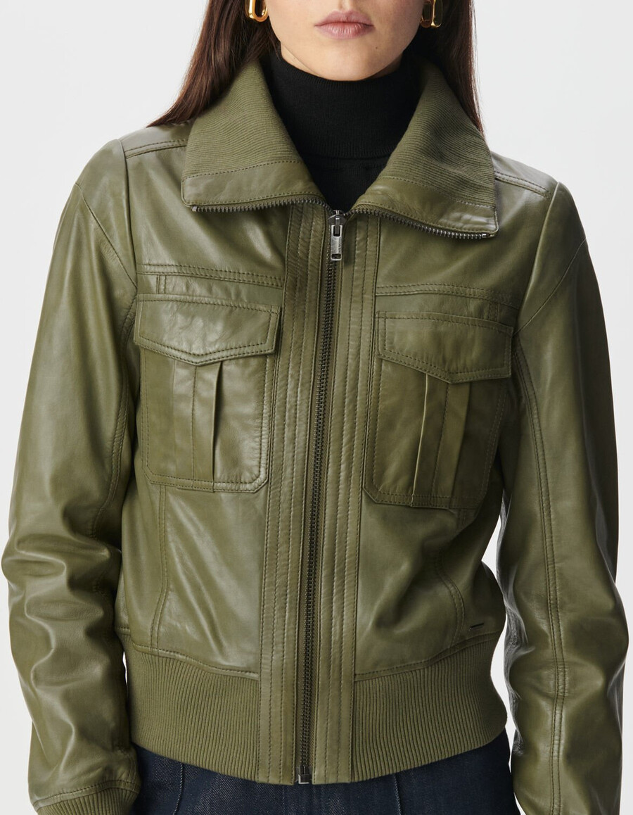 chaqueta corta de cuero color caqui descolorido para mujer