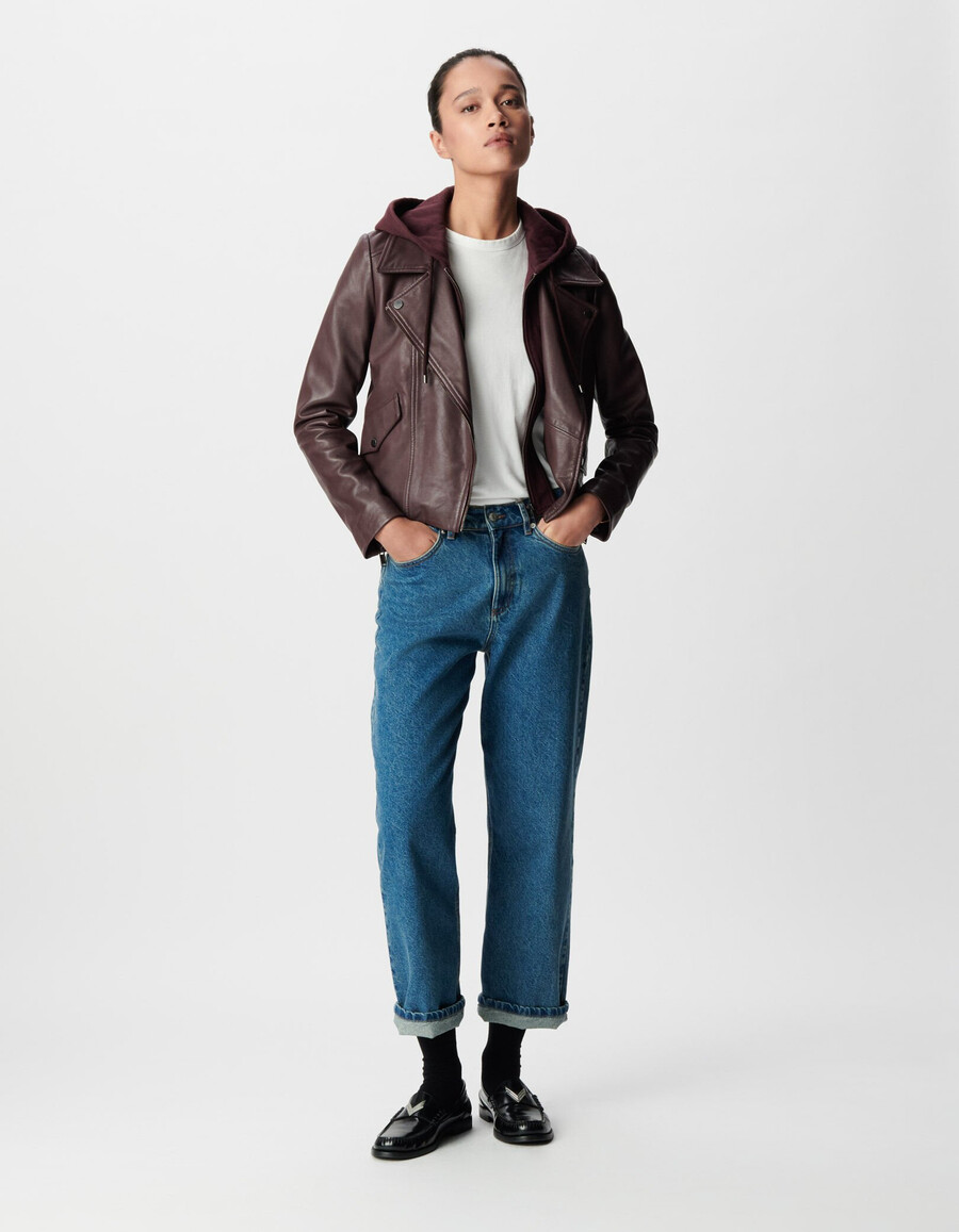 chaqueta motera de cuero burdeos para mujer con capucha desmontable