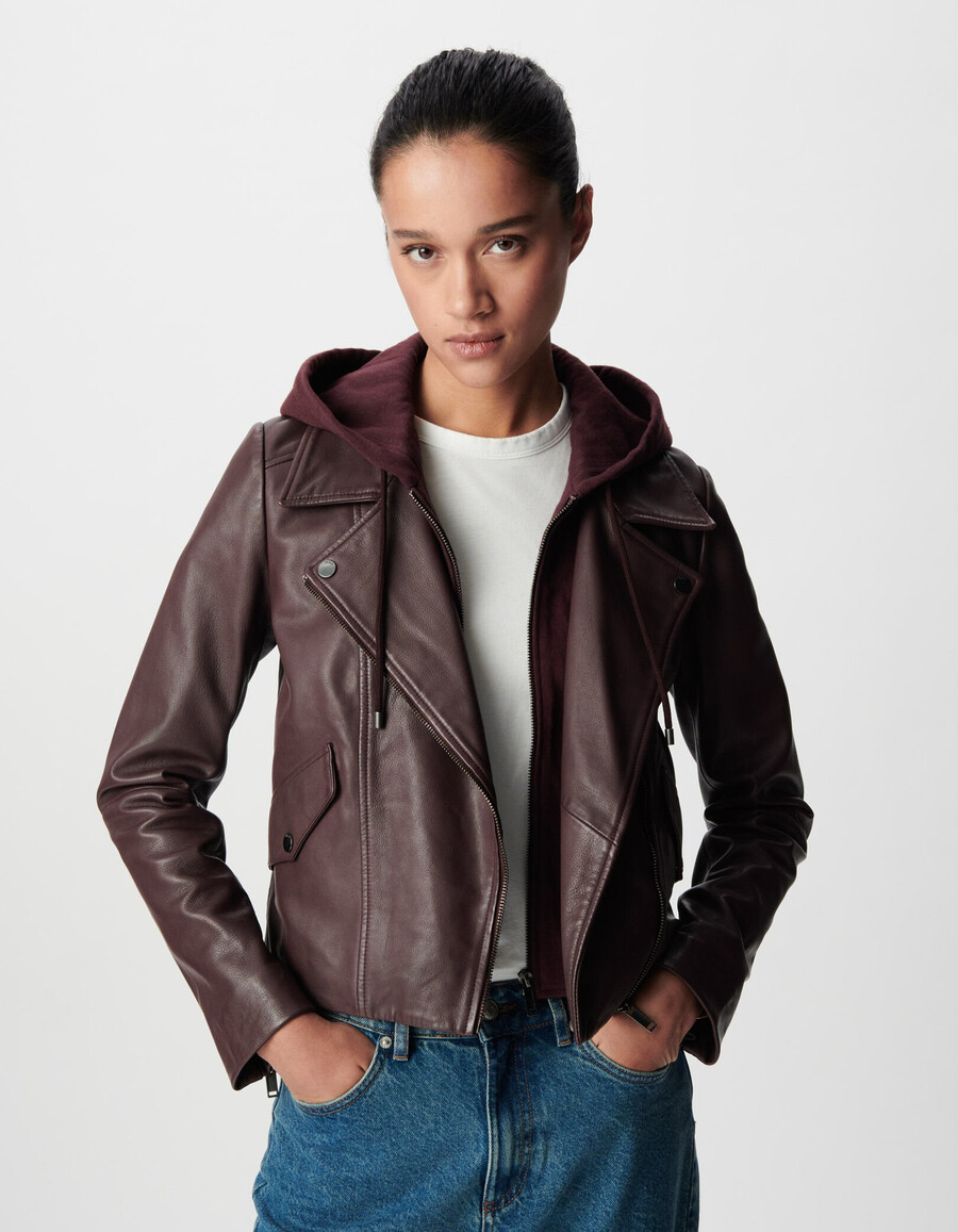 chaqueta motera de cuero burdeos para mujer con capucha desmontable