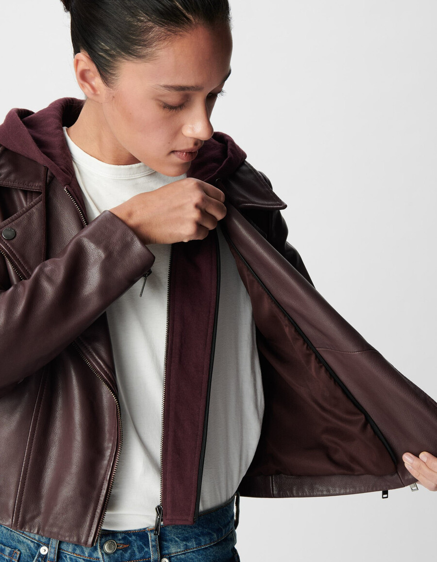 chaqueta motera de cuero burdeos para mujer con capucha desmontable