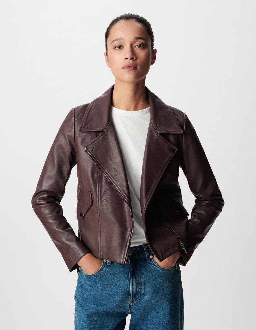chaqueta motera de cuero burdeos para mujer con capucha desmontable