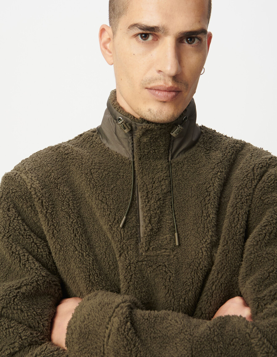 sudadera de punto sherpa caqui con cuello con cremallera para hombre