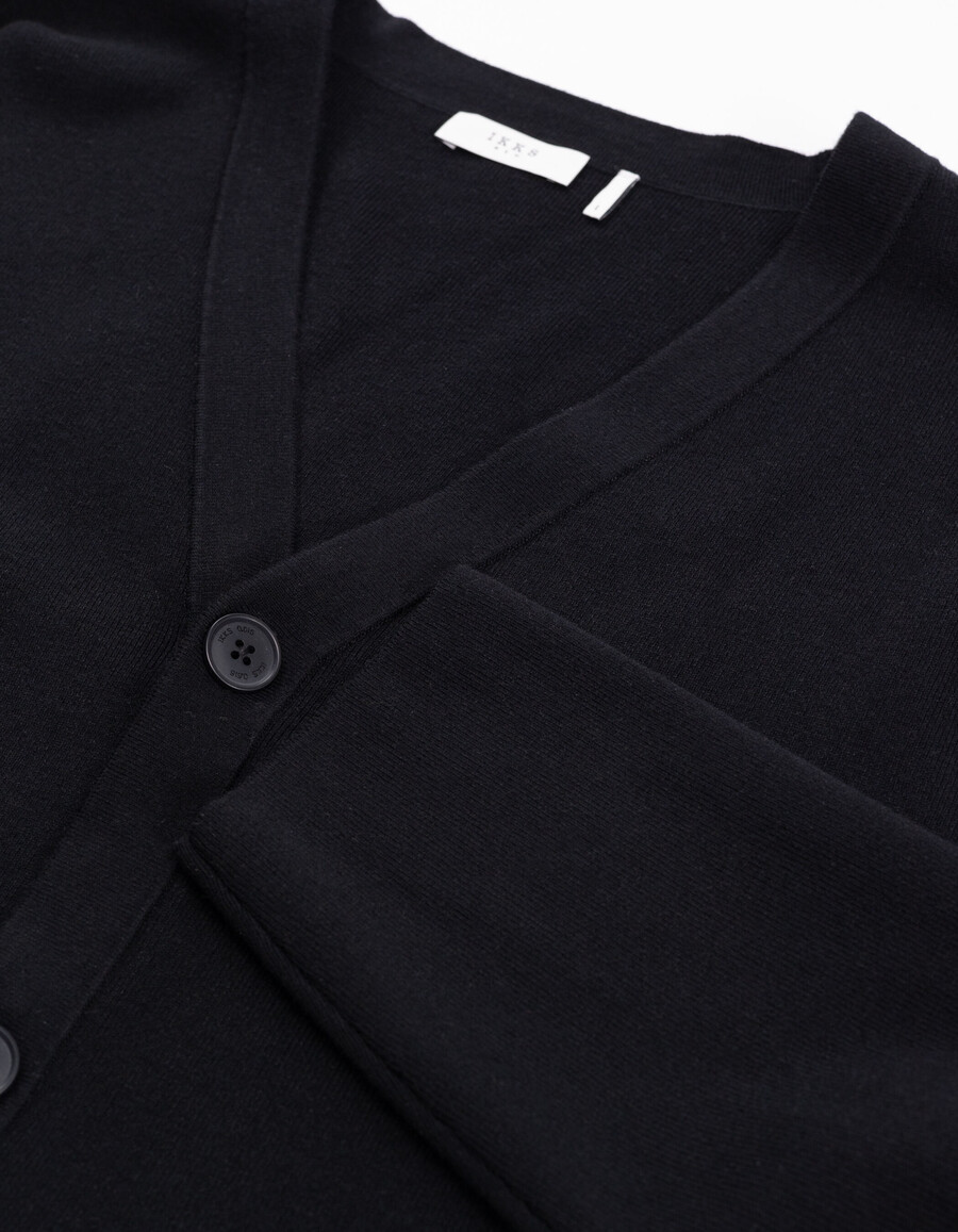 cárdigan de punto negro con botones para hombre