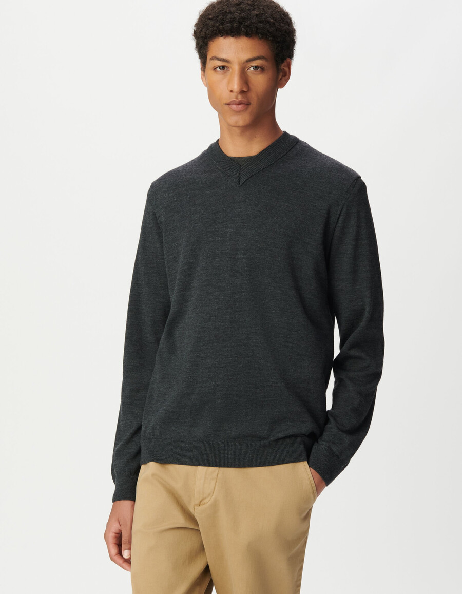 suéter de cuello en v de lana de punto fino gris para hombre