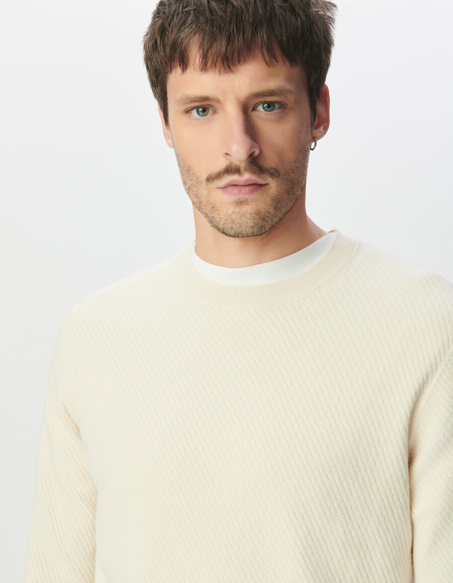suéter de cuello redondo de punto texturizado color crudo para hombre