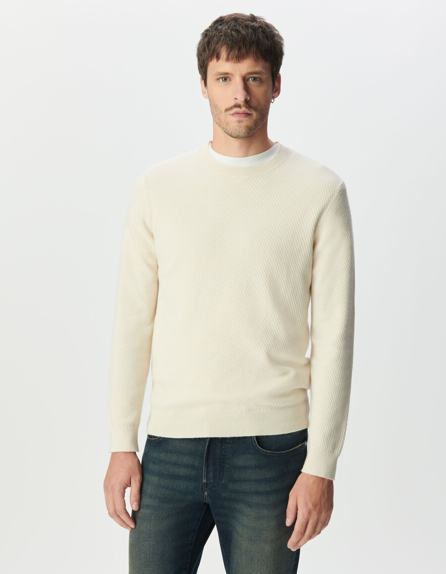 suéter de cuello redondo de punto texturizado color crudo para hombre