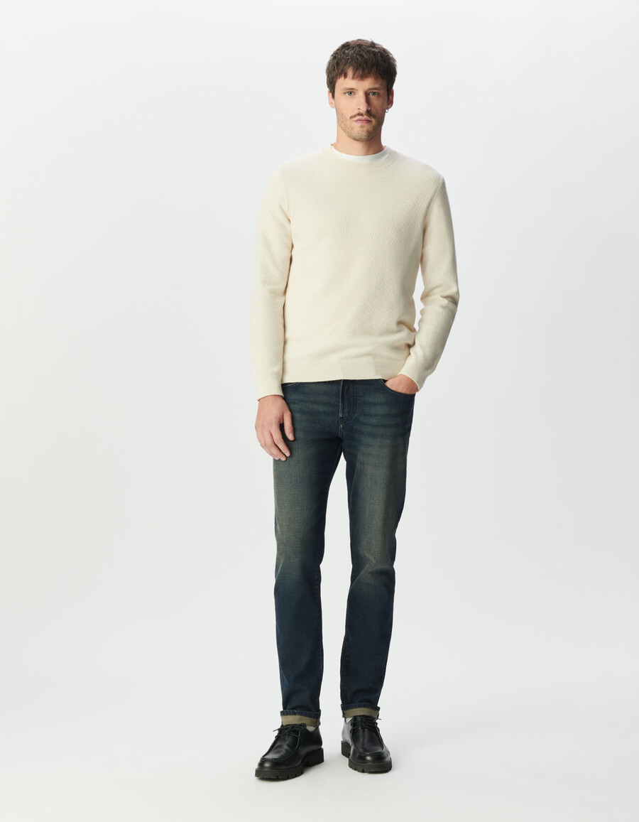 suéter de cuello redondo de punto texturizado color crudo para hombre