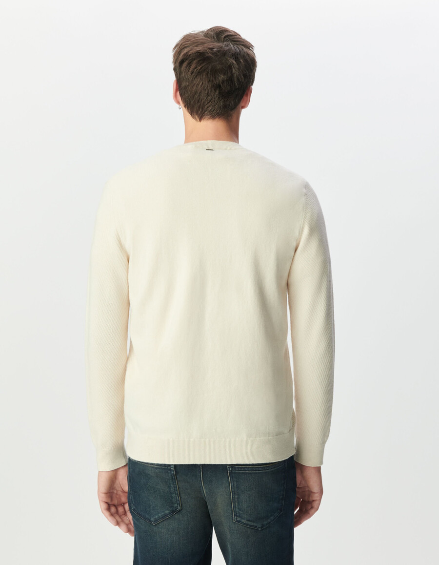 suéter de cuello redondo de punto texturizado color crudo para hombre