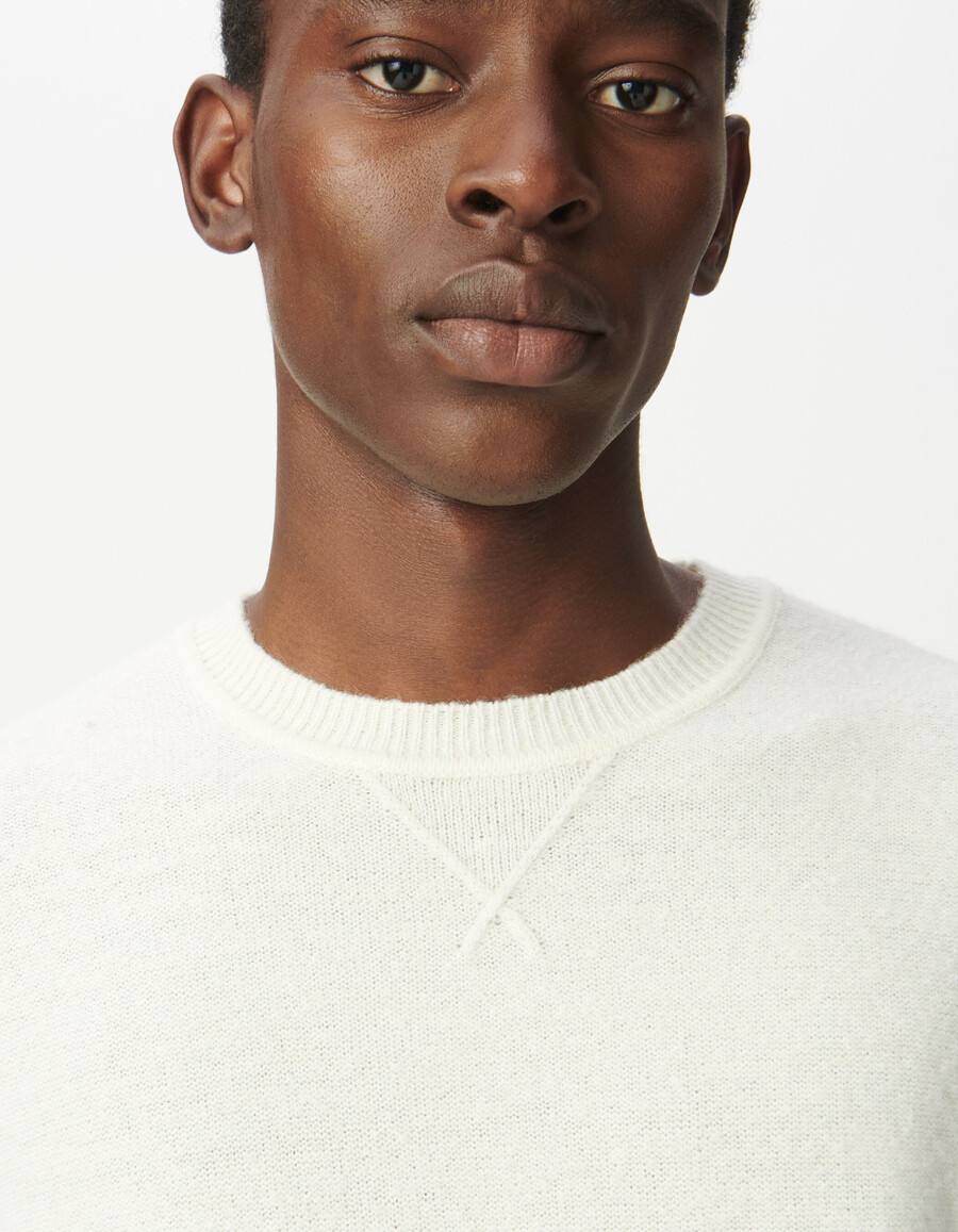 suéter de punto crudo para hombre con detalle decorativo en el cuello