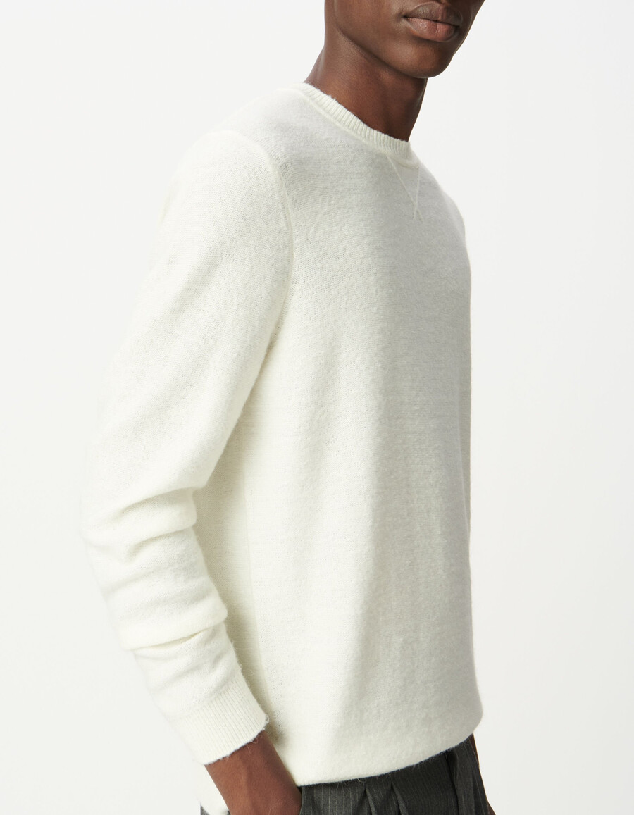 suéter de punto crudo para hombre con detalle decorativo en el cuello