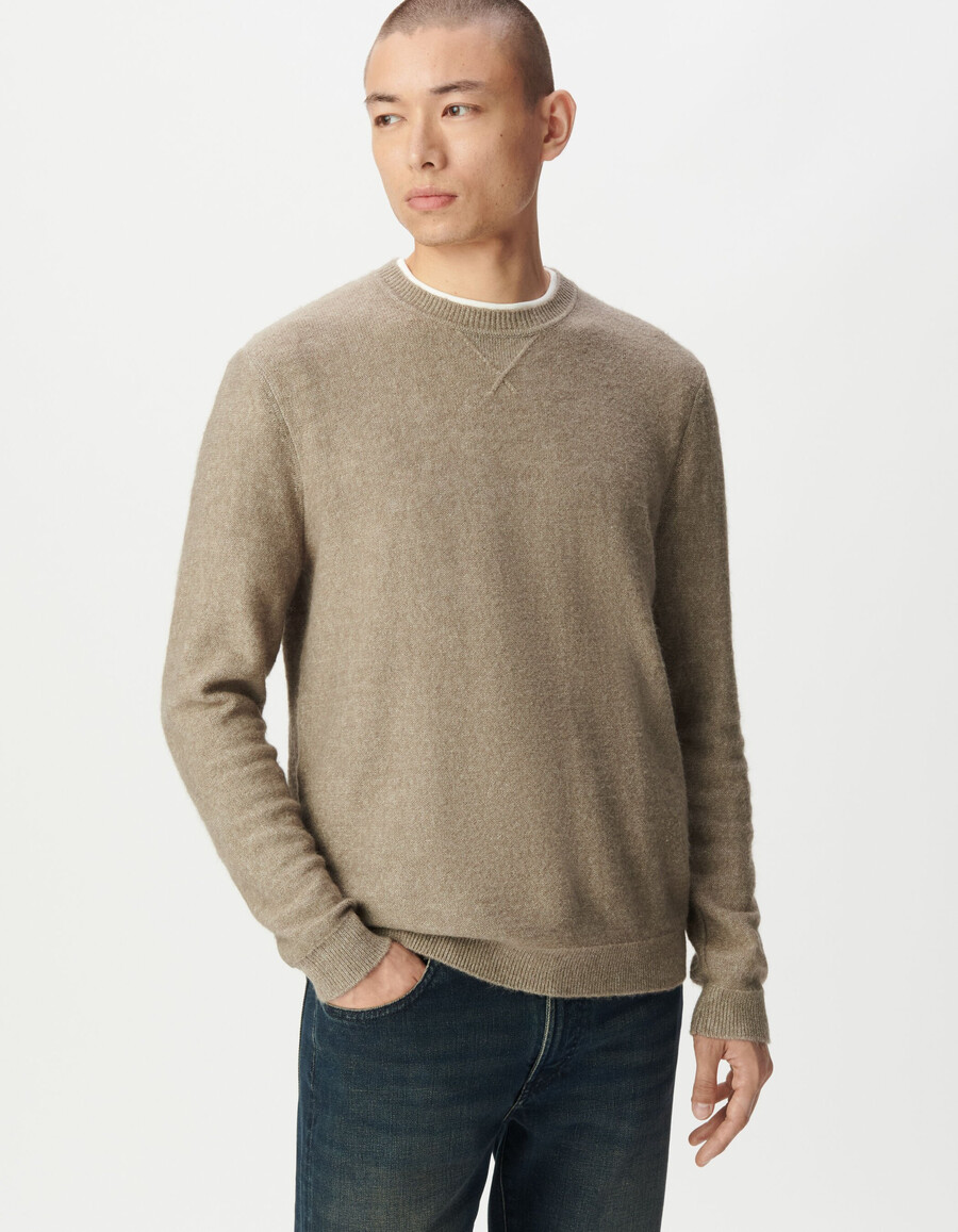 suéter de punto beige para hombre con detalle decorativo en el cuello