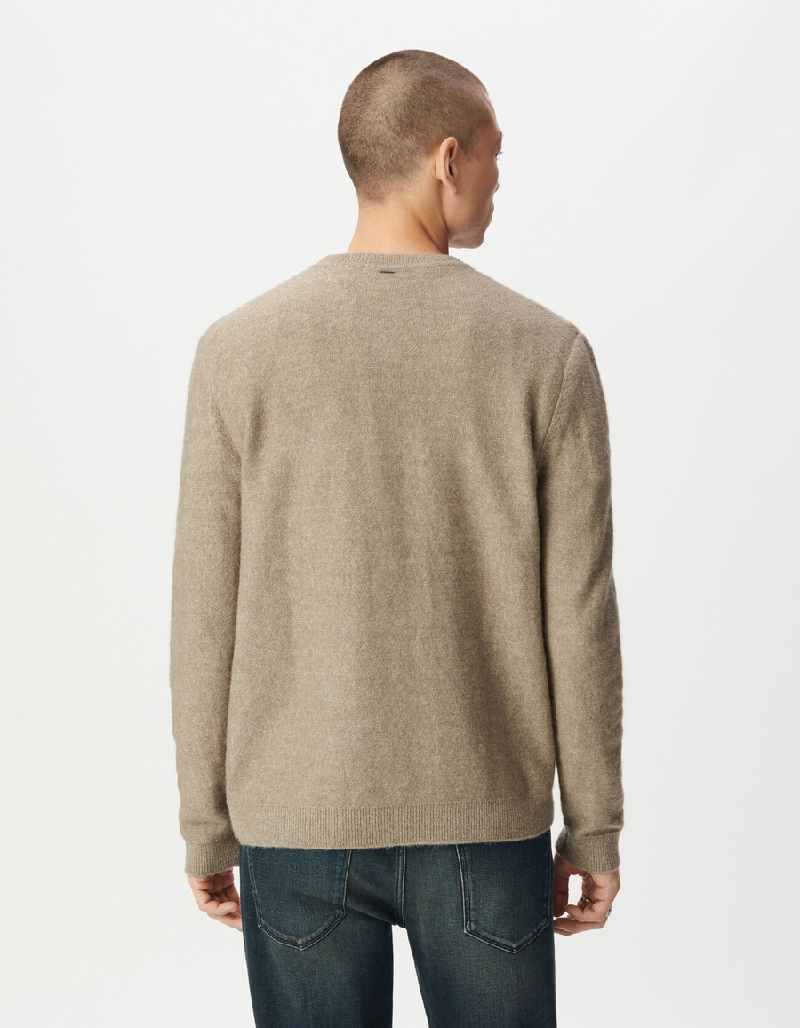 suéter de punto beige para hombre con detalle decorativo en el cuello