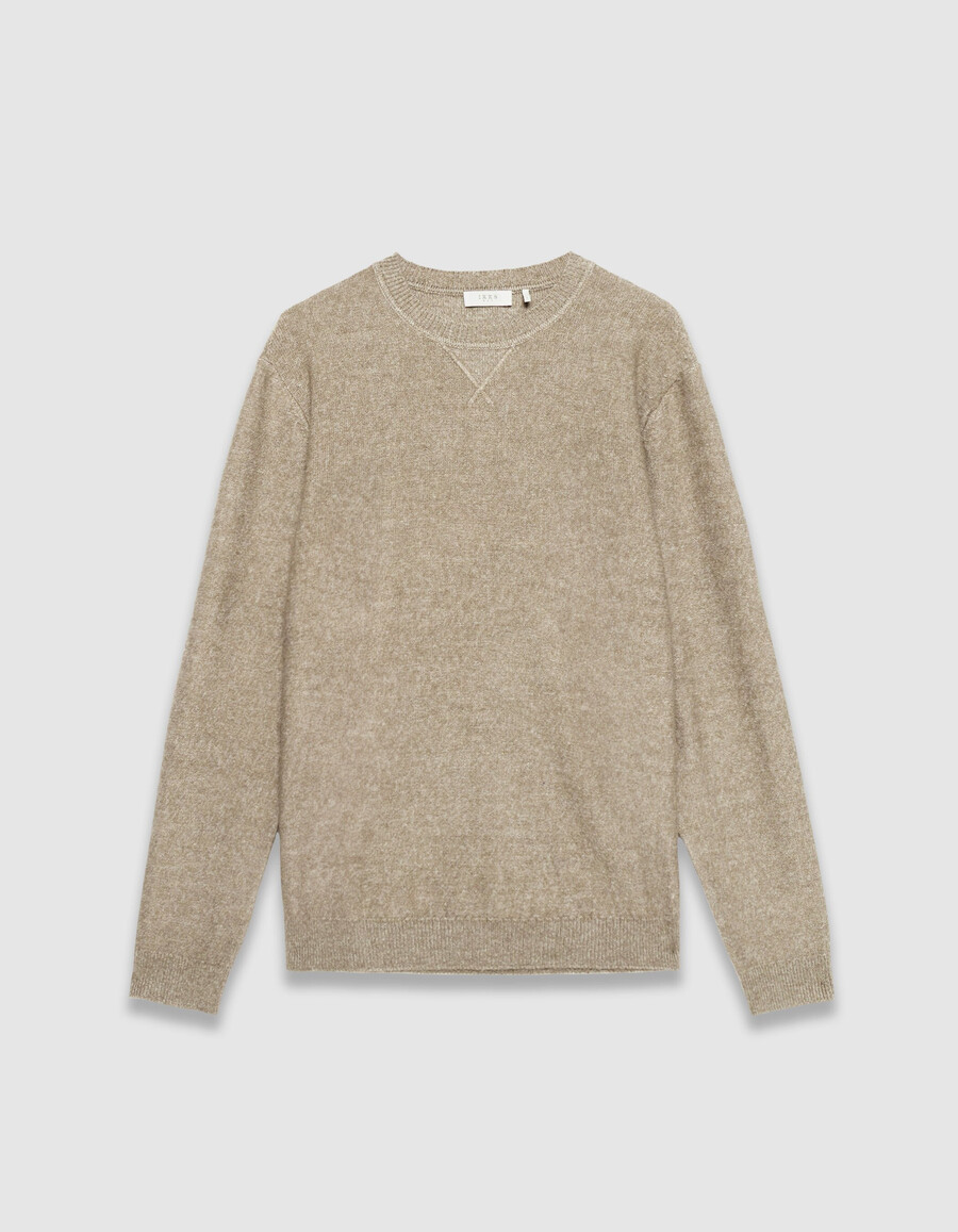 suéter de punto beige para hombre con detalle decorativo en el cuello