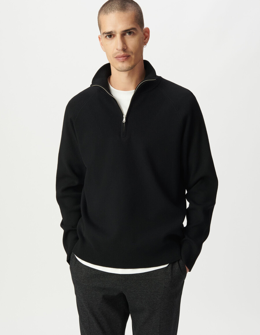 suéter de punto negro con cuello con cremallera para hombre