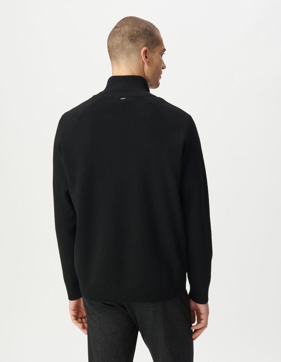 suéter de punto negro con cuello con cremallera para hombre
